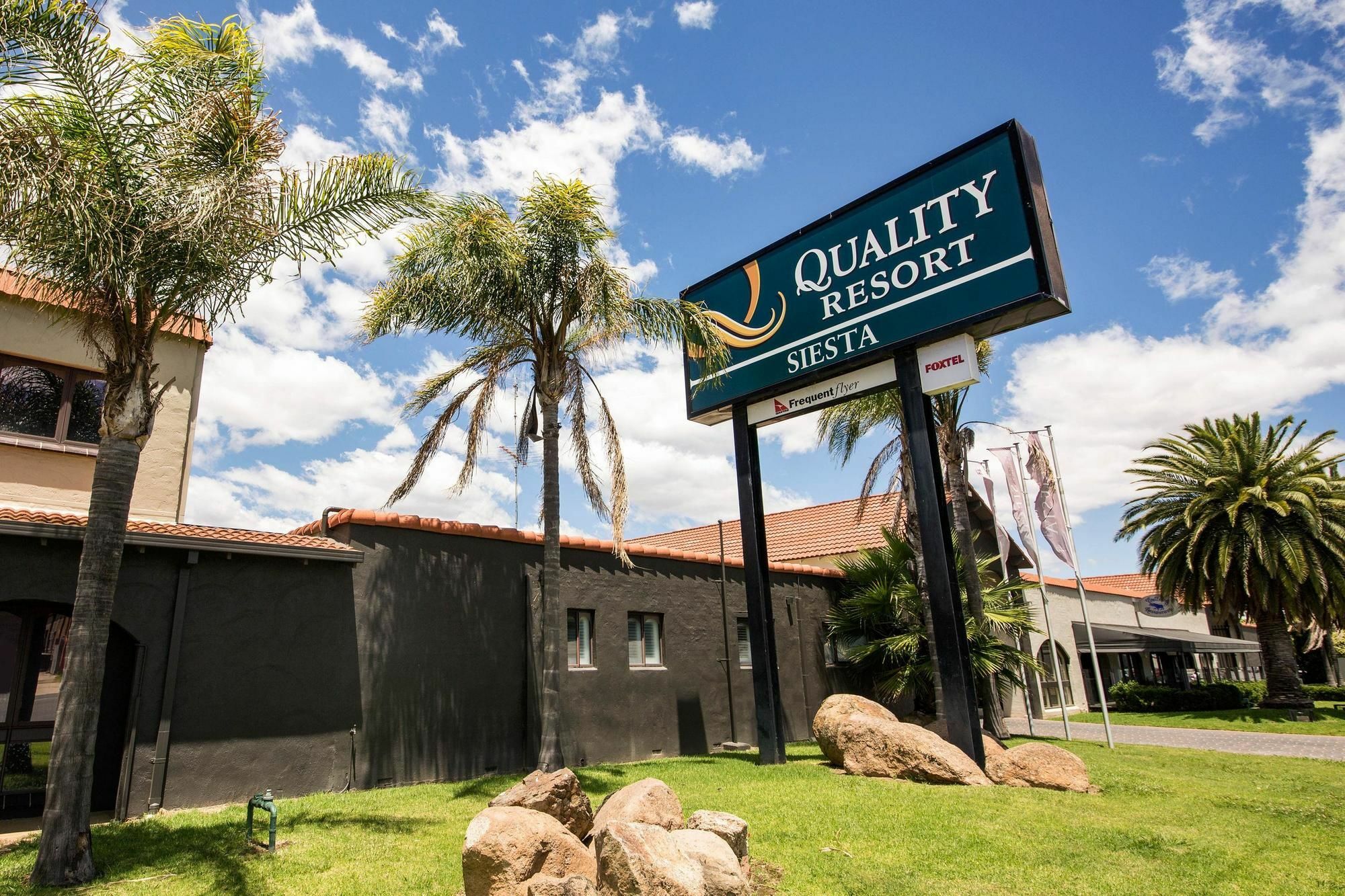 Quality Resort Siesta Албъри Екстериор снимка