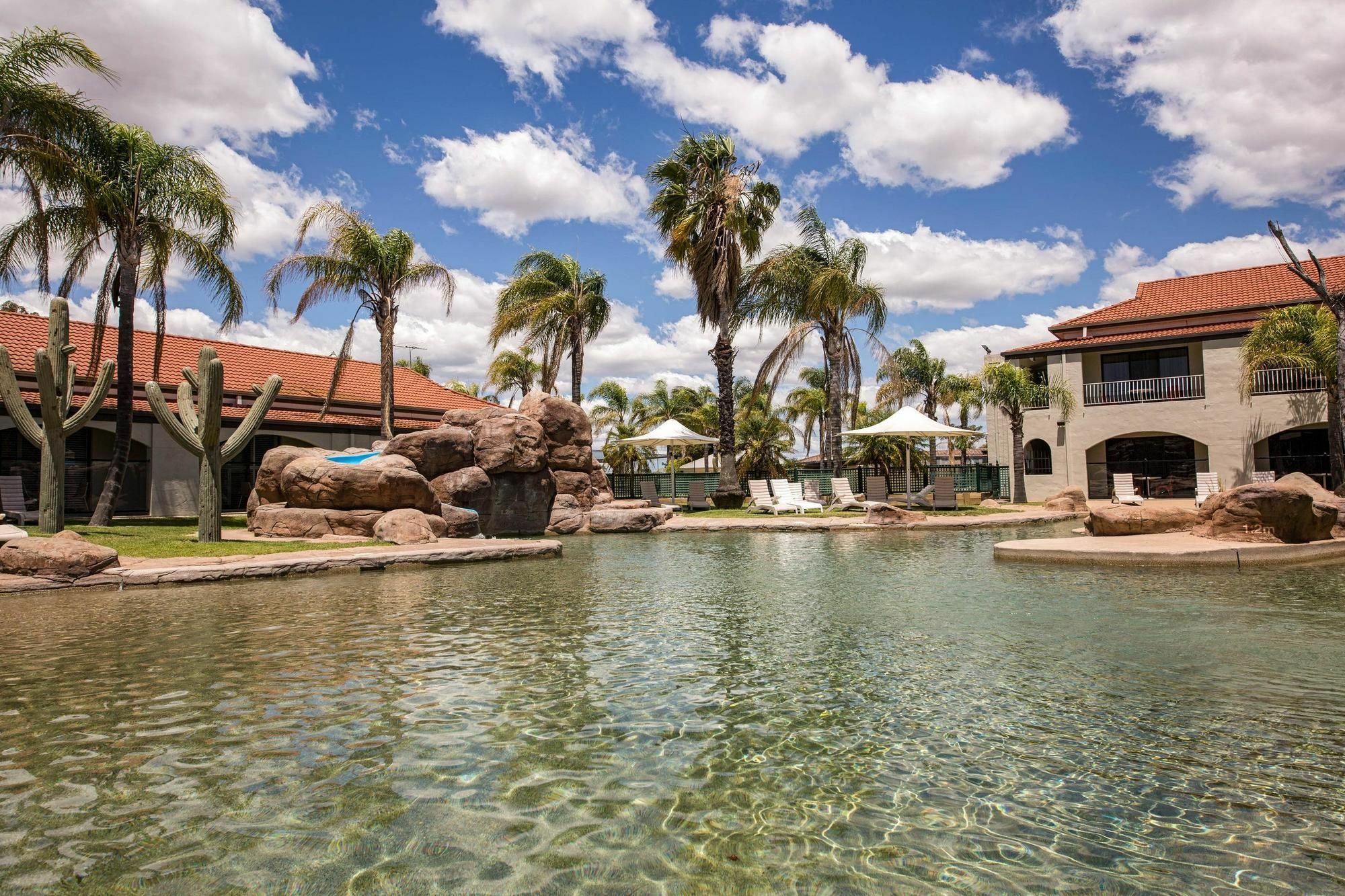 Quality Resort Siesta Албъри Екстериор снимка